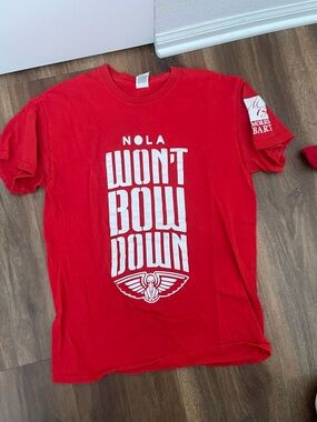 Gildan New Orleans Pelicans Won't Bow Down Red Graphic Tee